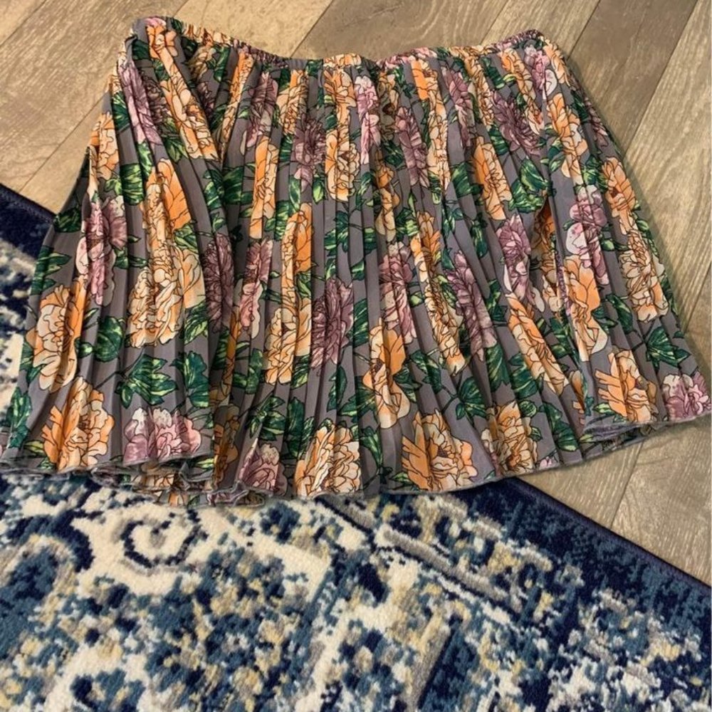 Adorable pleated mini skirt - NWOT!